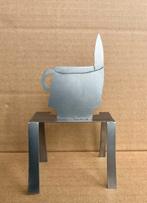 Klaas Gubbels - stalen beeldje van een koffiekopje   2026, Antiek en Kunst, Ophalen of Verzenden