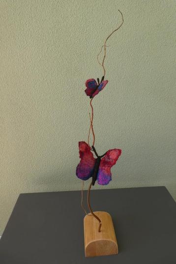 2 gevilte vlinders op tak blauw-rood beschikbaar voor biedingen