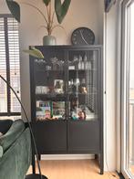 Zwart stalen vitrinekast, Huis en Inrichting, Ophalen, Met deur(en), 50 tot 100 cm, Zo goed als nieuw