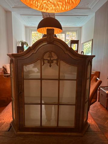 Charmant Vitrinekastje voor aan de Muur beschikbaar voor biedingen