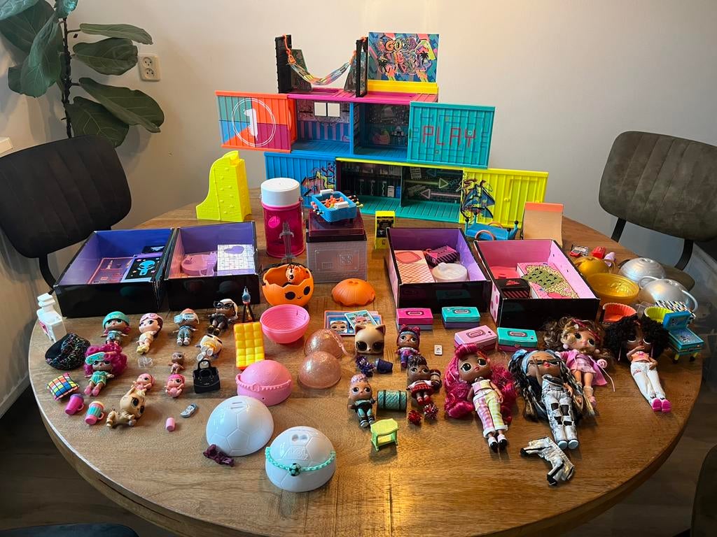 L.O.L. Surprise! Fashion Show clubhuis met diverse poppetjes, Ophalen, Gebruikt, Poppenhuis