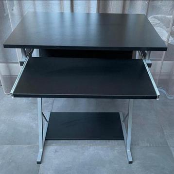 Bureau/computer tafel  beschikbaar voor biedingen