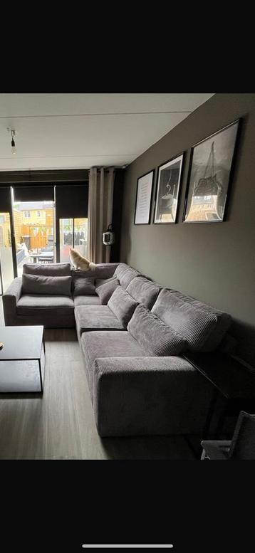 Comfortabele hoekbank beschikbaar voor biedingen