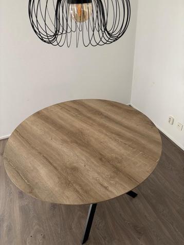 Ronde tafel beschikbaar voor biedingen