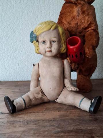 Popje van porselein  beschikbaar voor biedingen