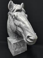 Paardenhoofd op sokkel. Merry volbloed, Ophalen, Nieuw, Dier
