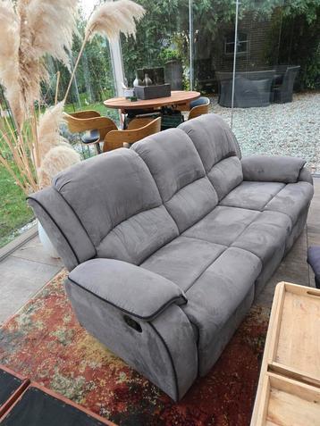 3-zits bank met voetensteun beschikbaar voor biedingen