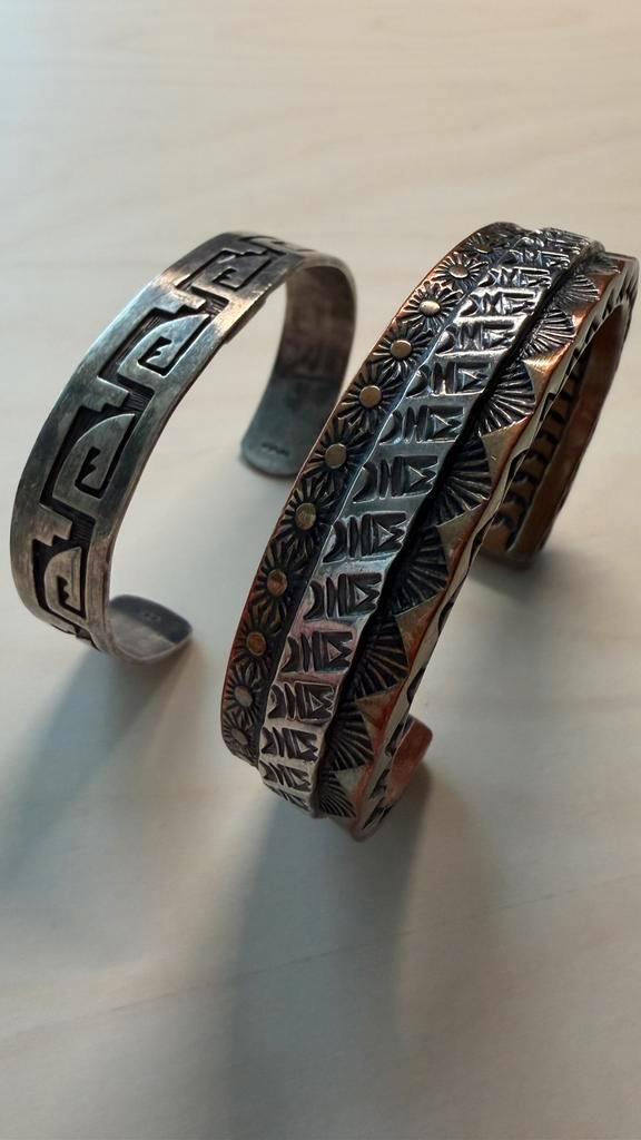 Set van 2 handgestempelde Native American stijl armbanden, Sieraden, Tassen en Uiterlijk, Armbanden, Zo goed als nieuw, Zilver