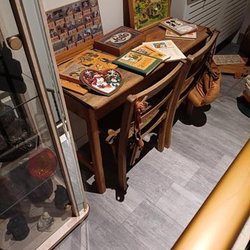 Oud schoolbankje met 2 stoeltjes. beschikbaar voor biedingen