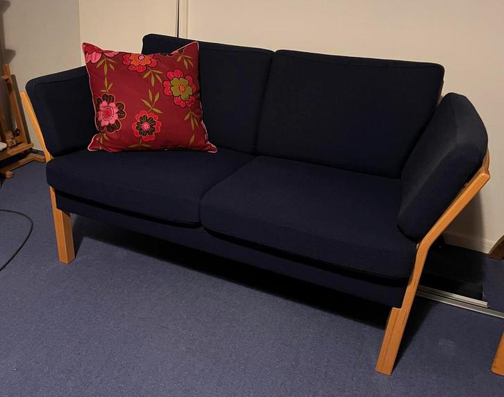 Scandinavische 2 zits bank, blauw, beukenhout, Huis en Inrichting, Banken | Bankstellen, Gebruikt, Tweepersoons, Minder dan 150 cm
