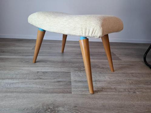 vintage voetenbankje, hout met nieuwe witte bekleding, Huis en Inrichting, Banken | Voetenbanken en Poefen, Zo goed als nieuw