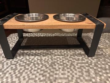 Eet en drinkbak in houder ( staander) beschikbaar voor biedingen