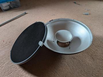 Beauty dish met grid.  beschikbaar voor biedingen