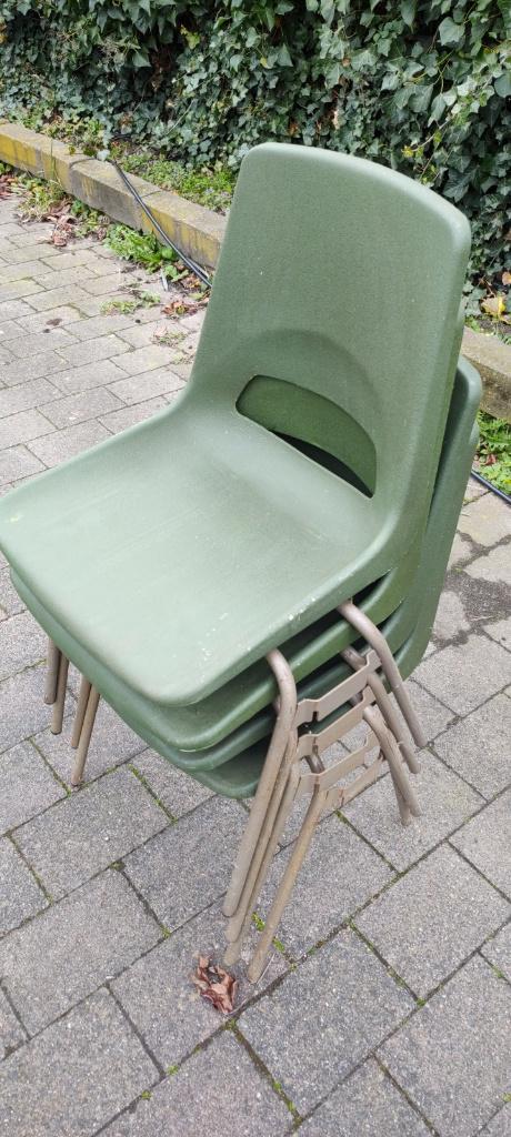 4 plastic stapel stoelen van Grosfillex, Ophalen, Gebruikt, Vijf, Zes of meer stoelen