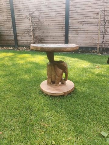 Handgemaakte Houten Tafel met Olifant beschikbaar voor biedingen