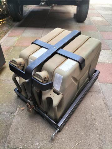 2x stalen 20 liter leger Jerrycan met houder en slot beschikbaar voor biedingen