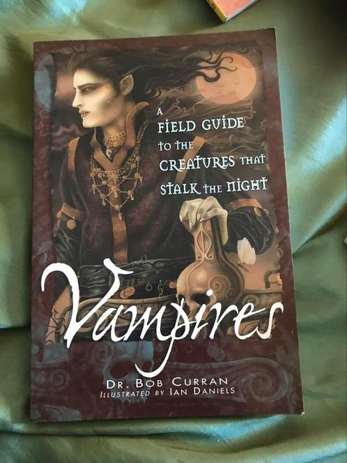 Vampires a Field guide, Boeken, Fantasy, Zo goed als nieuw, Ophalen of Verzenden