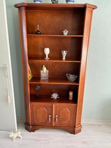 Houten boekenkast met deuren beschikbaar voor biedingen