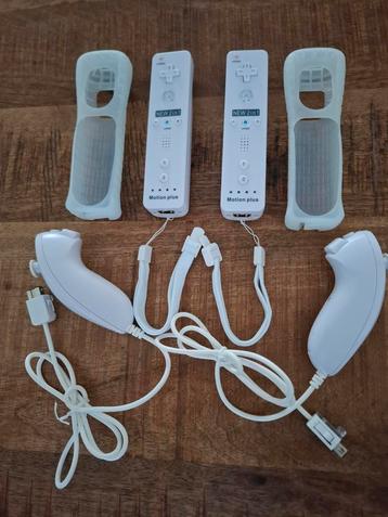 Setjes wii motion controllers met nunchucks en hoesjes.  beschikbaar voor biedingen