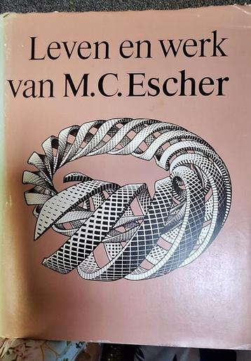 2x boek MC Escher  beschikbaar voor biedingen
