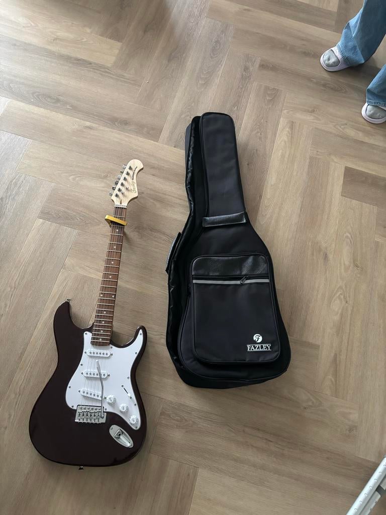 Rode elektrische gitaar - Fazley Classic Series, Ophalen, Zo goed als nieuw, Solid body, Overige merken