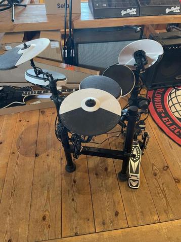 Roland TD-4 elektronisch drumstel met drumkruk beschikbaar voor biedingen