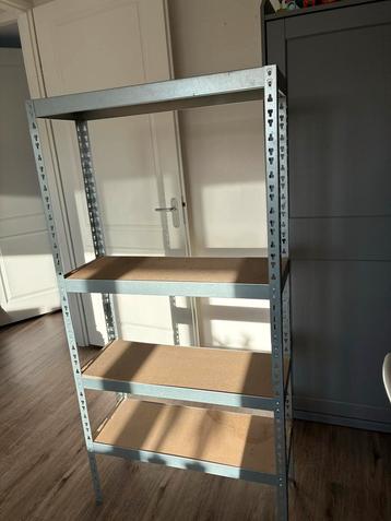 Metalen stellingkast met 4 planken beschikbaar voor biedingen