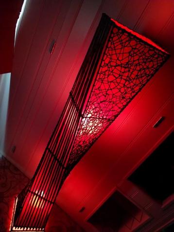 Prachtige vloerlamp rood stof met hout.  beschikbaar voor biedingen