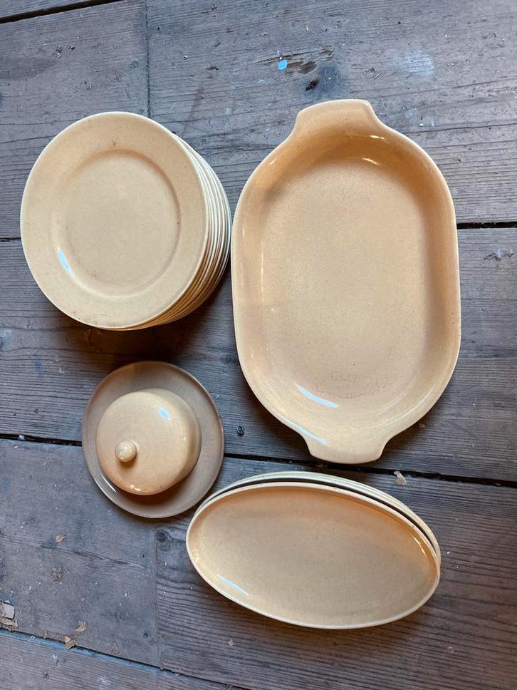 Vintage Aardewerk Servies Petrus Regout - Beige Geel, Huis en Inrichting, Keuken | Servies, Gebruikt, Bord(en), Overige stijlen