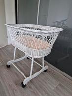 Mooie witte babywieg rotan met wieltjes, Ophalen, Zo goed als nieuw, Wieg