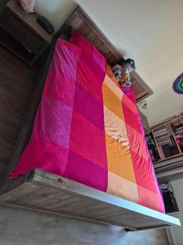 Tweepersoons houten bedframe plus nachtkastjes