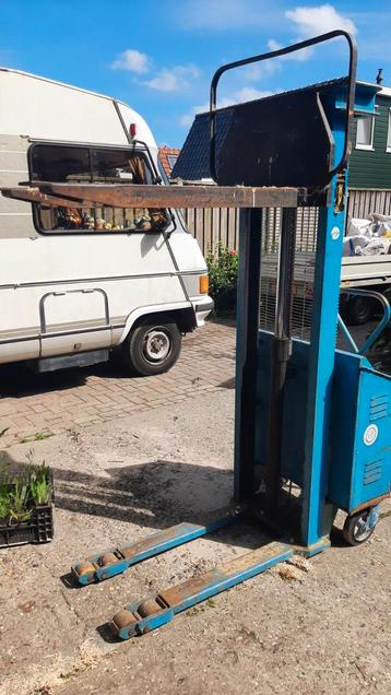Semi Electrische Stapelaar, 160cm, 1000kg. MOET WEG!! beschikbaar voor biedingen