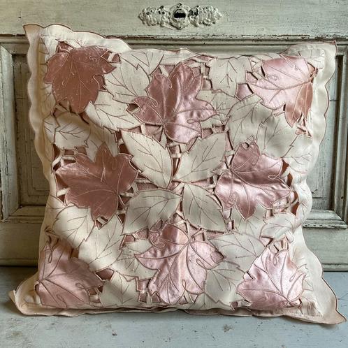 Sale roze kussen *tres belle*, Huis en Inrichting, Woonaccessoires | Kussens, Zo goed als nieuw, Roze, Verzenden