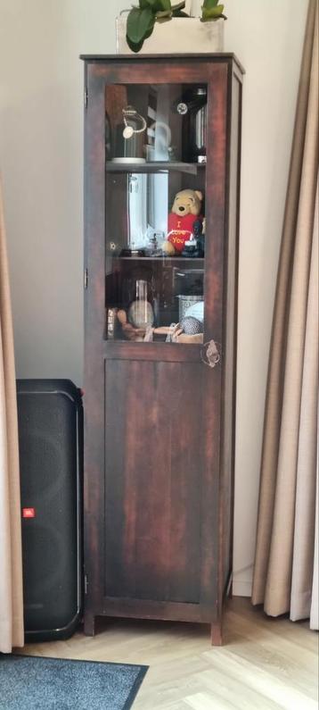 Koloniaals houten kast met glas beschikbaar voor biedingen