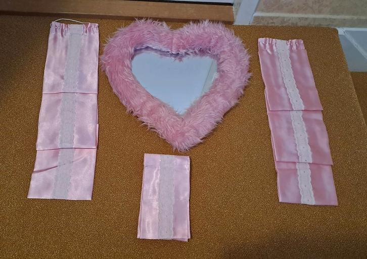 Roze Hartjes Spiegel & Rol- en Zeephouder Set, Huis en Inrichting, Woonaccessoires | Spiegels, Zo goed als nieuw, 50 tot 75 cm