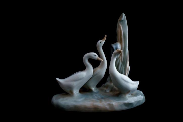 LLADRO NAO Porseleinen beeldje Drie ganzen in vijver (4549), Verzamelen, Beelden en Beeldjes, Zo goed als nieuw, Dier, Ophalen of Verzenden