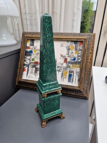 Decoratieve Obelisk van keramiek malachiet kleur beschikbaar voor biedingen