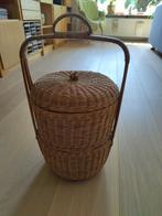 Rieten Mand met Deksel en Handvat, Huis en Inrichting, Woonaccessoires | Schalen en Manden, Ophalen, Gebruikt, Mand, Rond