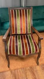 Vintage stoel met houten frame en fluwelen bekleding, Huis en Inrichting, Fauteuils, Ophalen, Overige materialen, Gebruikt, Minder dan 75 cm