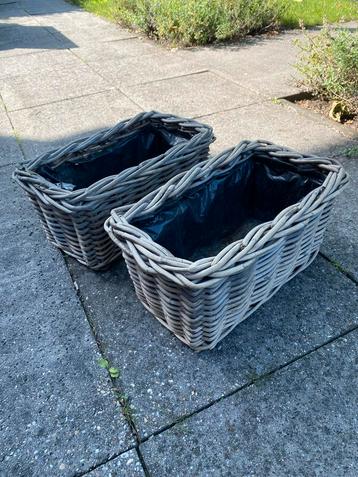 2 Rotan Bloembakken/Plantenbakken beschikbaar voor biedingen