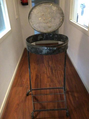 Vuiniszakhouder groot uit atelier beschikbaar voor biedingen