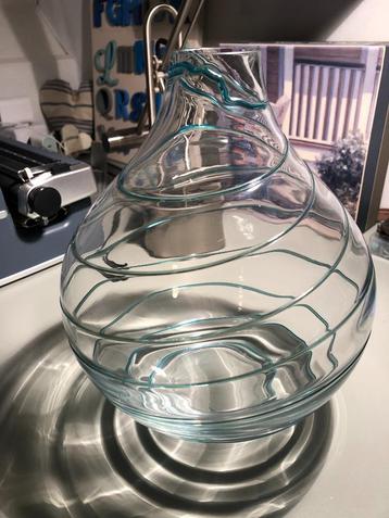 Niet alledaagse vintage vaas handgemaakt/geblazen beschikbaar voor biedingen