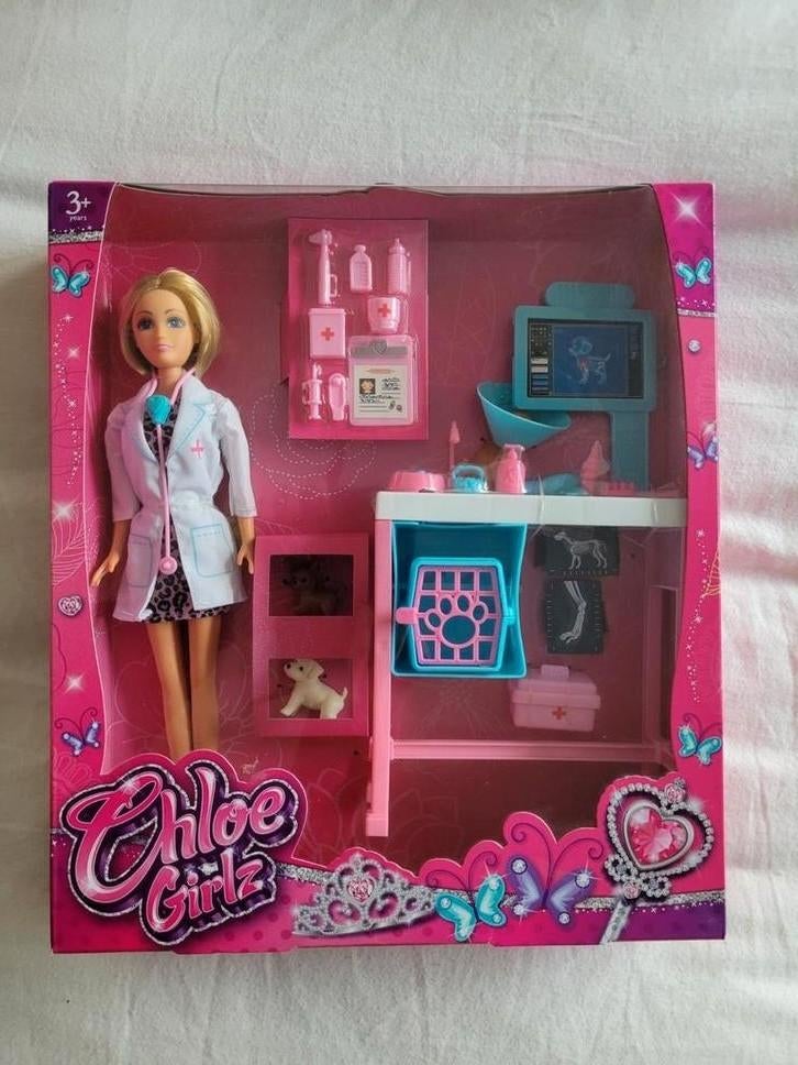 NIEUW in doos! Pop dierenarts  met spulletjes en hondjes, Ophalen of Verzenden, Nieuw, Babypop