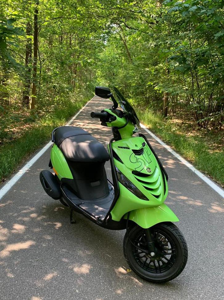 Piaggio zip 50cc brom 2020 *UNIEKE KLEUR*, Fietsen en Brommers, Scooters | Piaggio, Zo goed als nieuw, Zip, Maximaal 45 km/u, Benzine