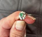 18 karaats witgouden ring met smaragd en 10 diamantjes, 18 tot 19, Ophalen of Verzenden, Zo goed als nieuw, Dame