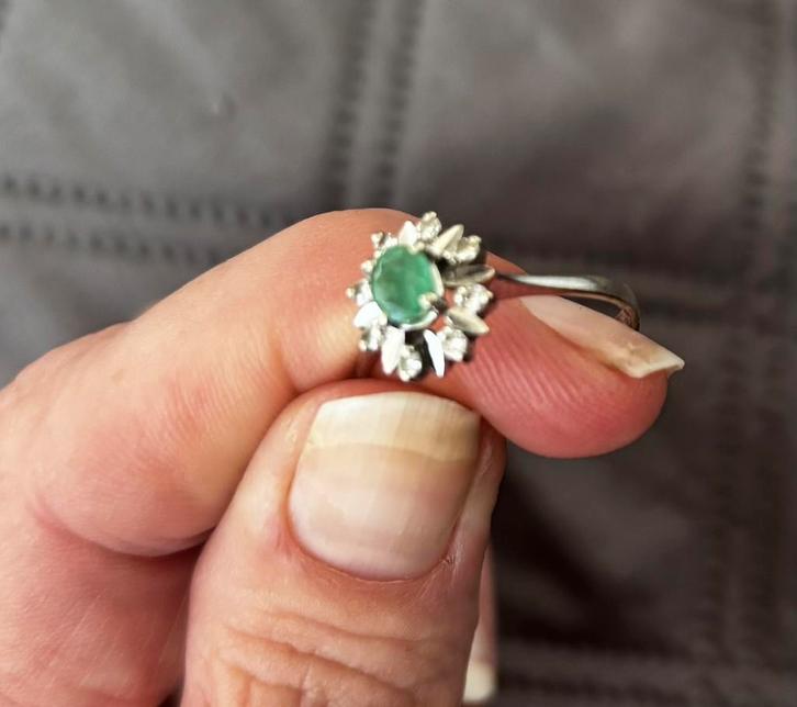 18 karaats witgouden ring met smaragd en 10 diamantjes, Sieraden, Tassen en Uiterlijk, Ringen, Zo goed als nieuw, Dame, 18 tot 19