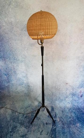 Vintage Mid Century lamp bekend uit serie The Qeeun's Gambit beschikbaar voor biedingen