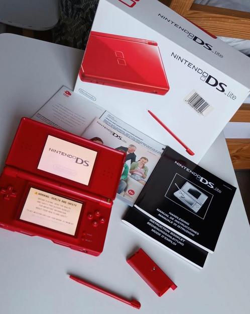 Nintendo DS Lite Rood + Oplader + 4GB MicroSD + Game Card, Spelcomputers en Games, Spelcomputers | Nintendo DS, Zo goed als nieuw