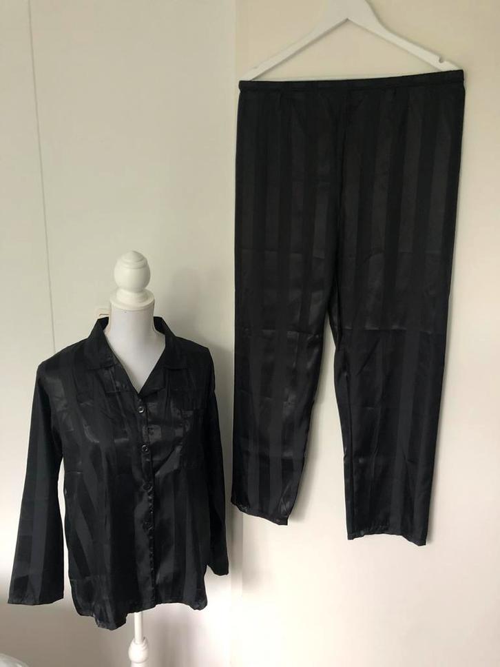 NIEUWE zwart gestreepte pyjama (broek/shirt), Kleding | Dames, Pyjama's, Nieuw, Maat 42/44 (L), Verzenden