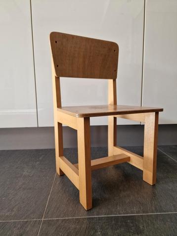 Houten kinderstoel beschikbaar voor biedingen